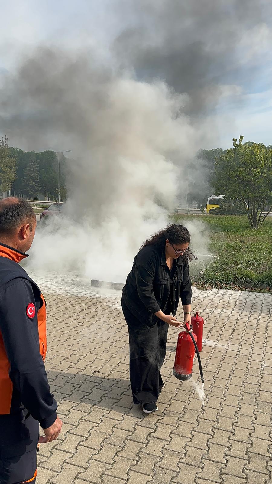 Kimya Bölümü 1. Sınıf Öğrencilerine Temel Yangın Eğitimi Verildi
